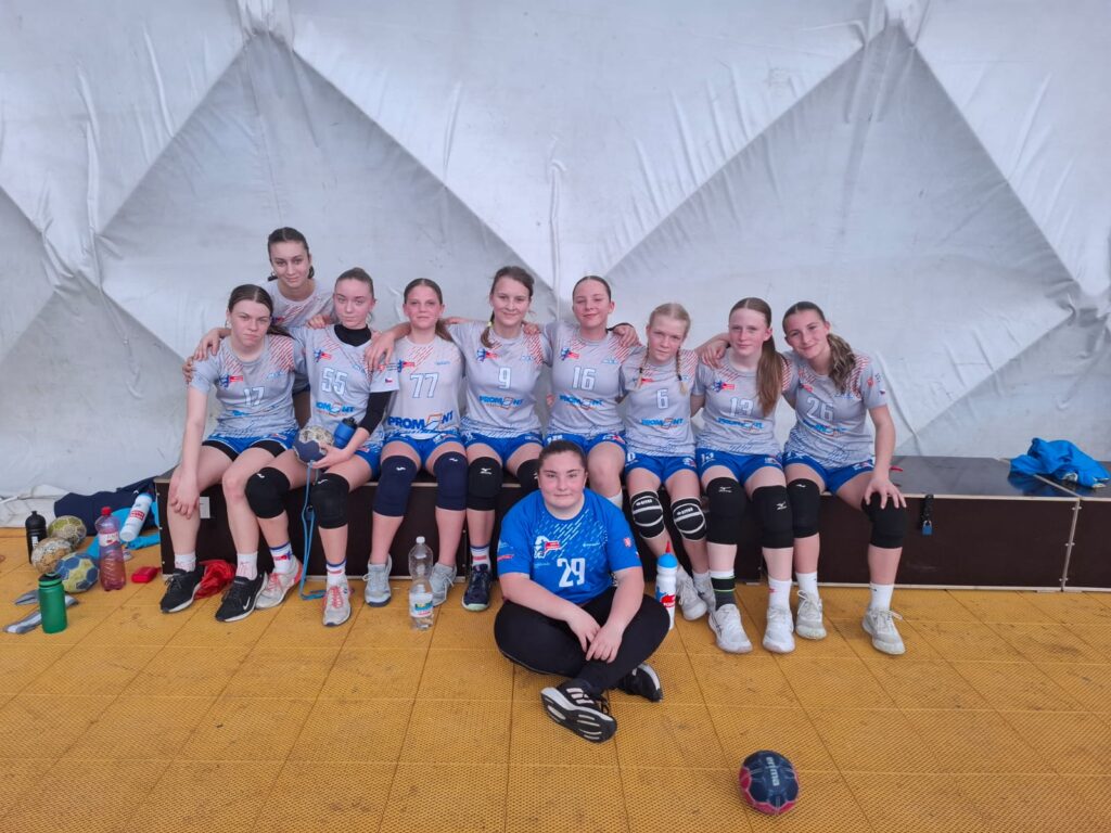 Starší žákyně Házená Poděbrady přivezly z Mělníka jediný bod