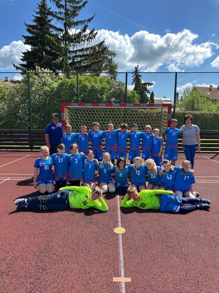 Skvělá neděle pro poděbradskou mládež: Tři týmy, dva turnaje a spousta radosti!