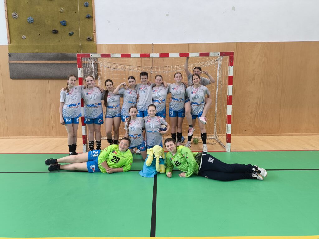 Těsná bitva v Turnově: Poděbradské mladší žákyně bojovaly o každý gól