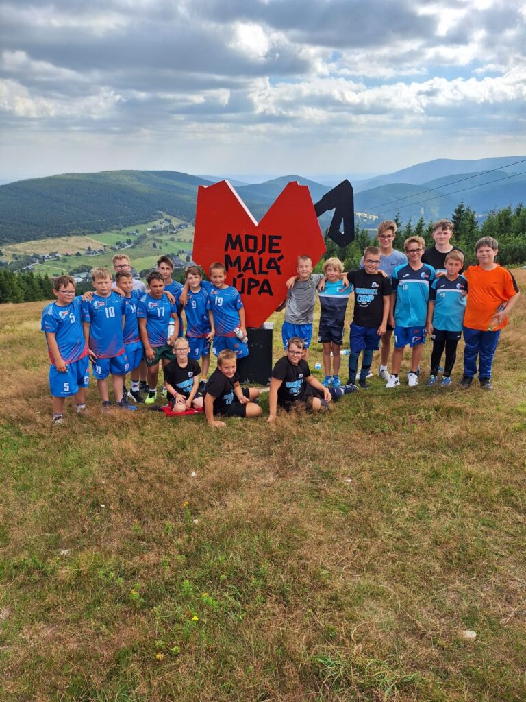 Léto ve znamení sportu: Házená Poděbrady připravila dětem prázdniny plné pohybu, zážitků i tvrdé práce