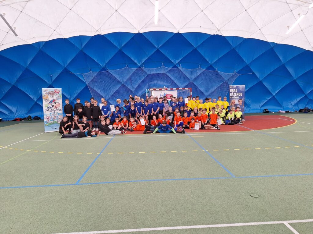 Poděbradská školní liga miniházené vstoupila do 8. ročníku. Děti z Poděbrad a okolí opět ukázaly, že házená má budoucnost