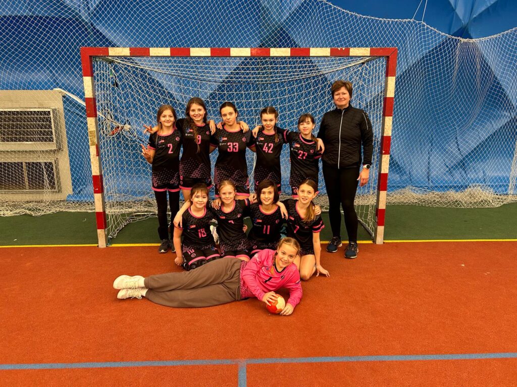 Mladší žákyně Poděbrad zažily emotivní domácí kolo. Proti Mělníku jasná jízda, s Hostivicemi statečný boj až do poslední sekundy