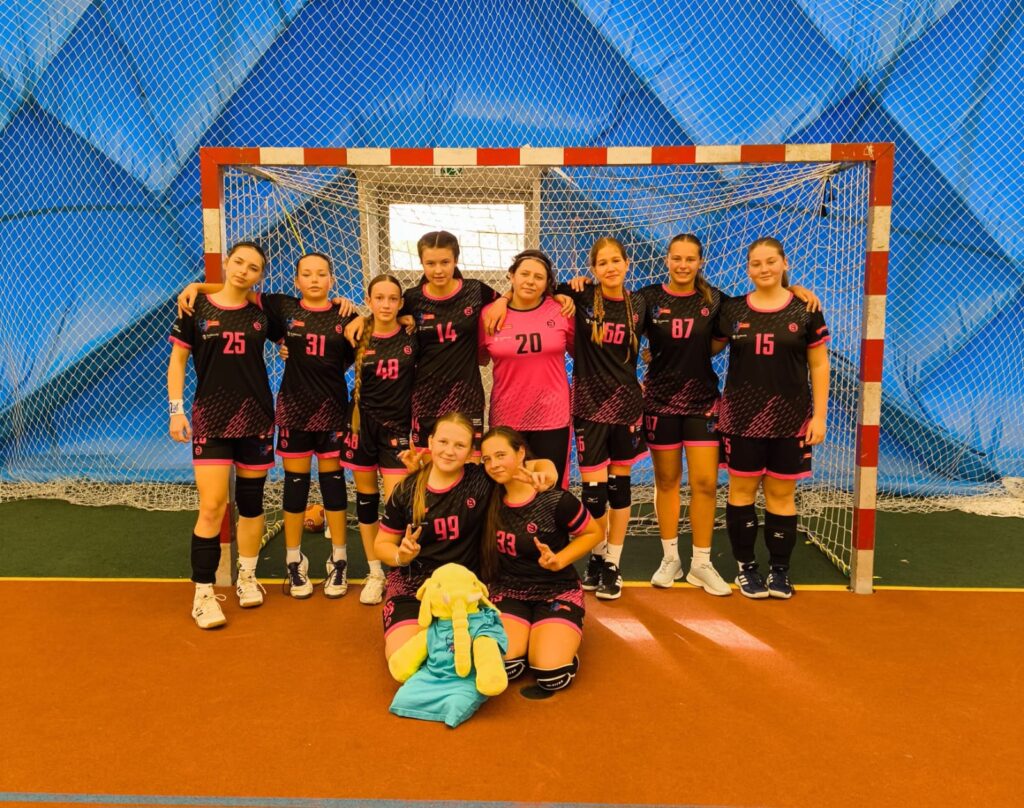 Dvě domácí výhry starších žákyň potěšily fanoušky i trenérku Sollier