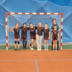 Když nemáš střídačku, musíš mít srdce. Poděbradské mladší žákyně zvládly dva těžké zápasy v extrémních podmínkách