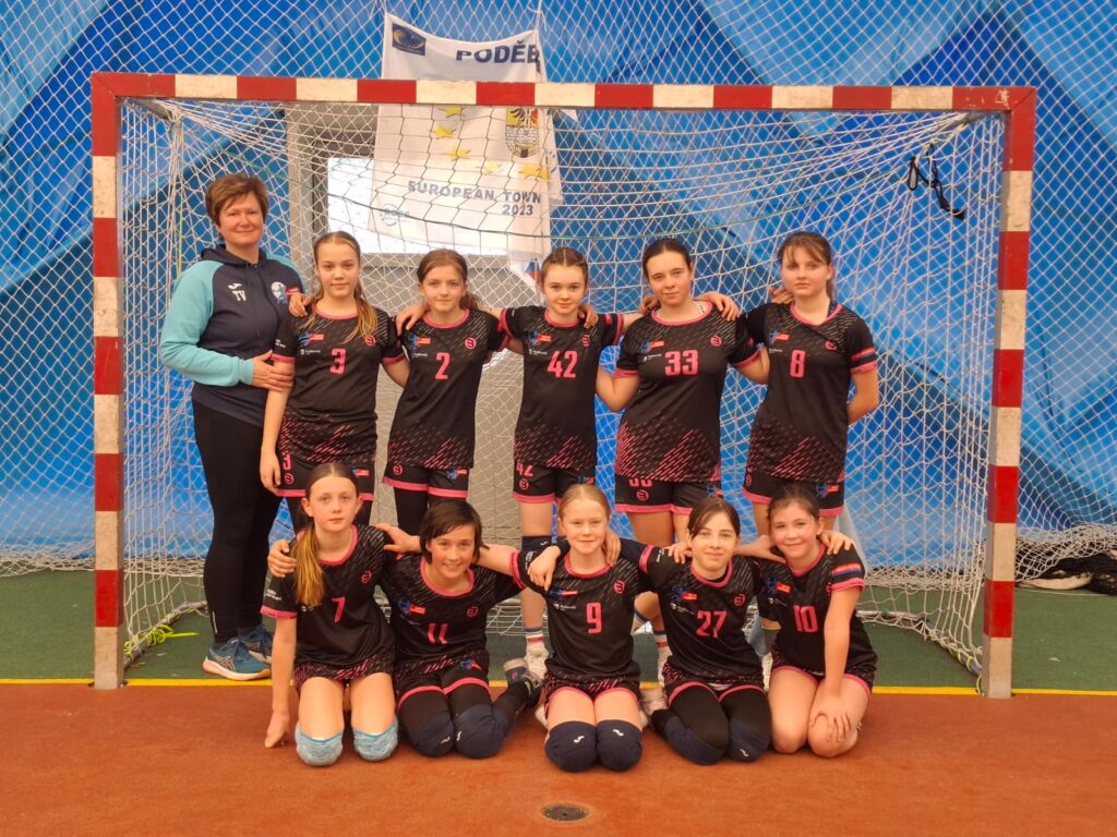 Vyrovnané bitvy, velké srdce a skvělá kulisa. Mladší žákyně Házené Poděbrady znovu potvrdily svůj růst