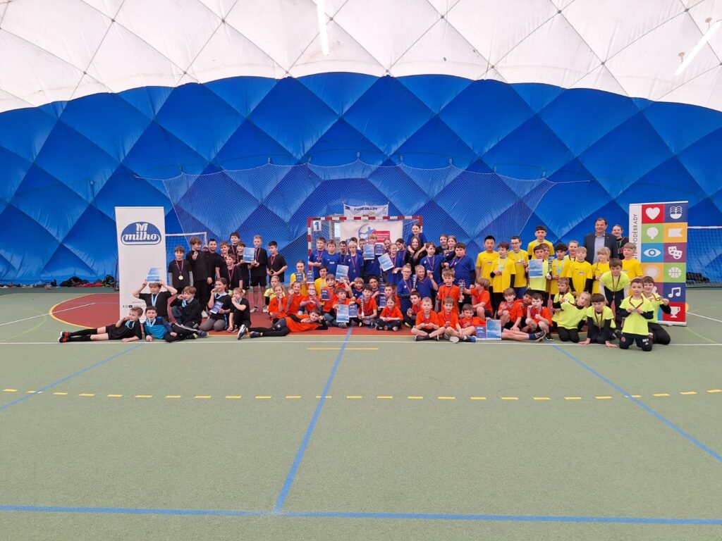 Finále jarní části Poděbradské školní ligy miniházené: velké sportovní dopoledne plné emocí, rekordních střel i zasloužených medailí