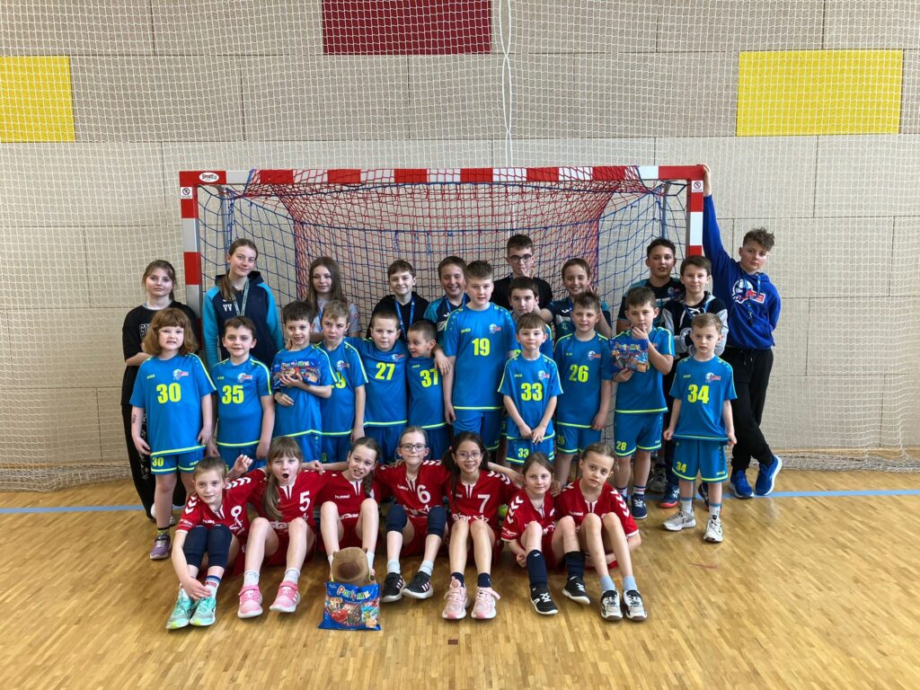 Miniházená v Poděbradech odstartovala jaro. Domácí děti podpořilo zaplněné hlediště