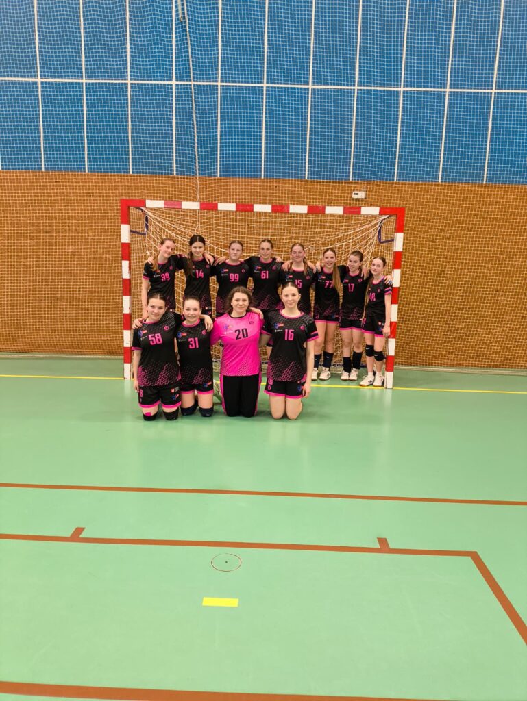 Dvě výhry ze Sedlčan. Starší žákyně Házené Poděbrady ukázaly sílu kolektivu i herní vyspělost