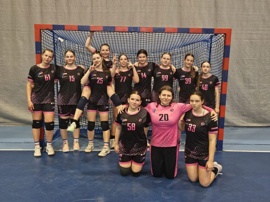 Starší žákyně Házené Poděbrady.  ukázaly charakter i ofenzivní sílu. Po lekci přišla dominance. 