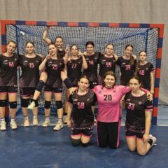 Starší žákyně Házené Poděbrady.  ukázaly charakter i ofenzivní sílu. Po lekci přišla dominance. 