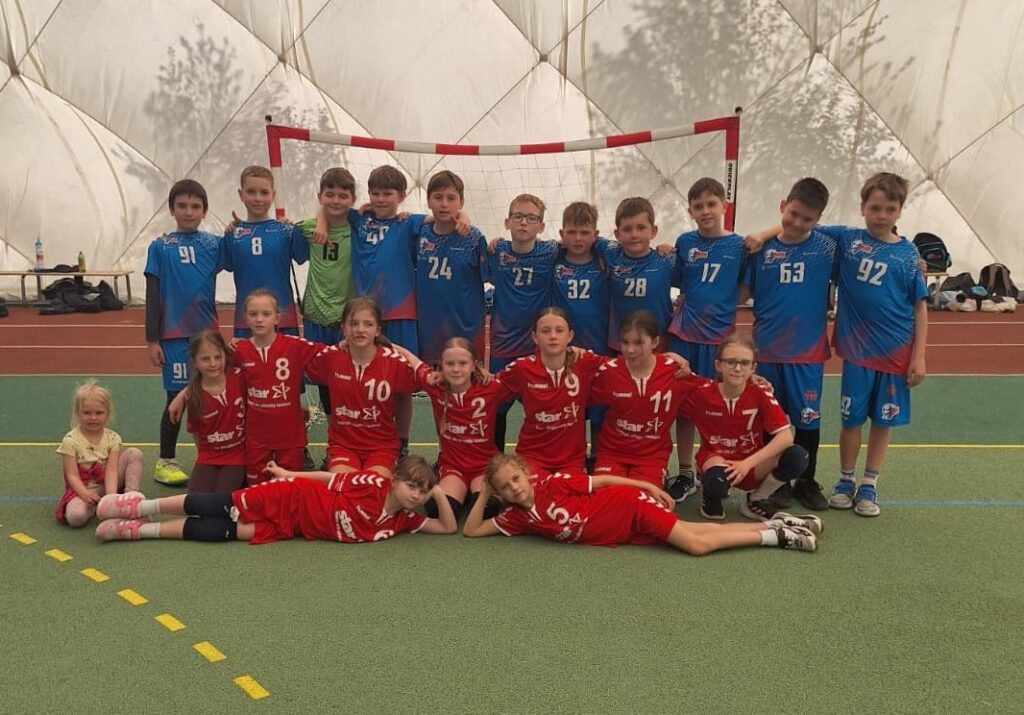 DOMÁCÍ TURNAJ V PODĚBRADECH NABÍDL RADOST, ODVAHU I BUDOUCNOST HÁZENÉ